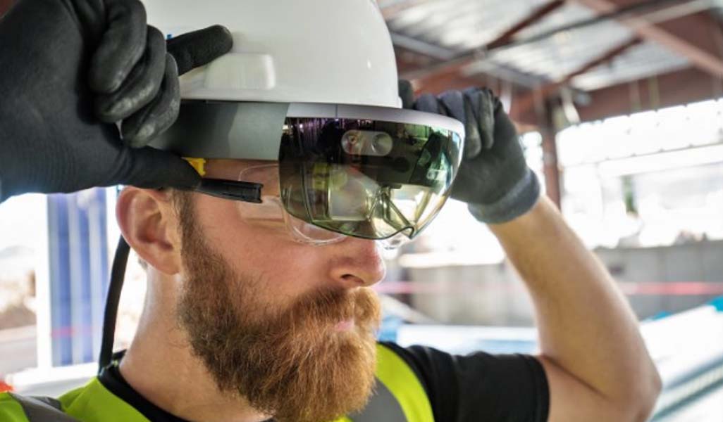 La realidad virtual en 3D llega a la obra con el casco de seguridad con HoloLens de Trimble