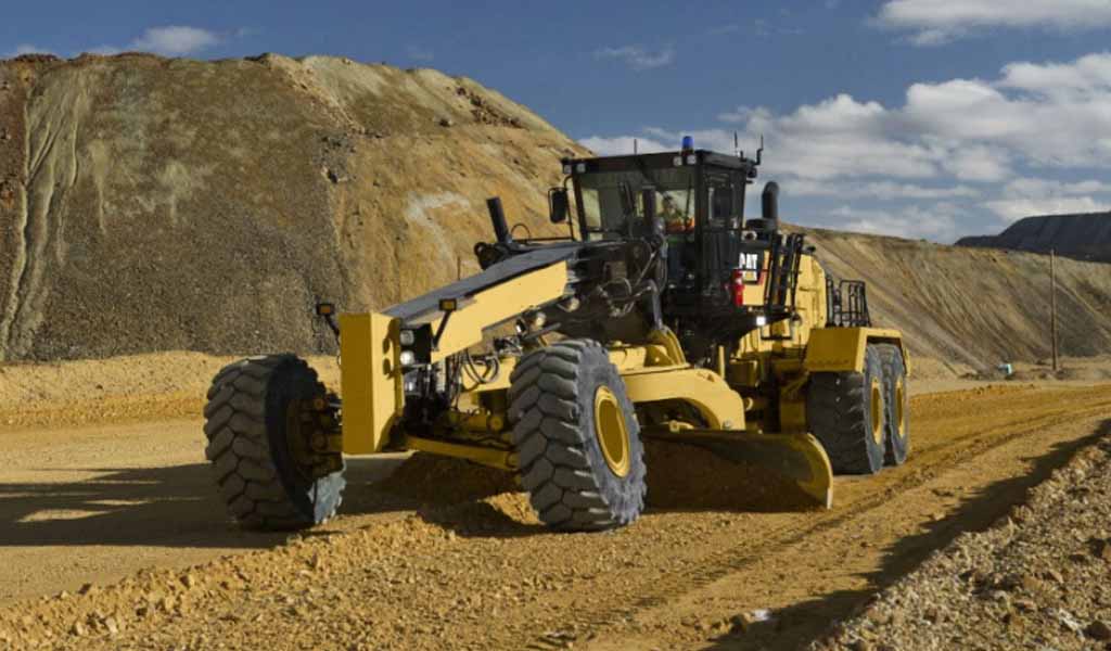 La Maquina Motoniveladora Cat 24 es compatible con la aplicación de camiones de más de 180 toneladas de carga útil para minas medianas y grandes.