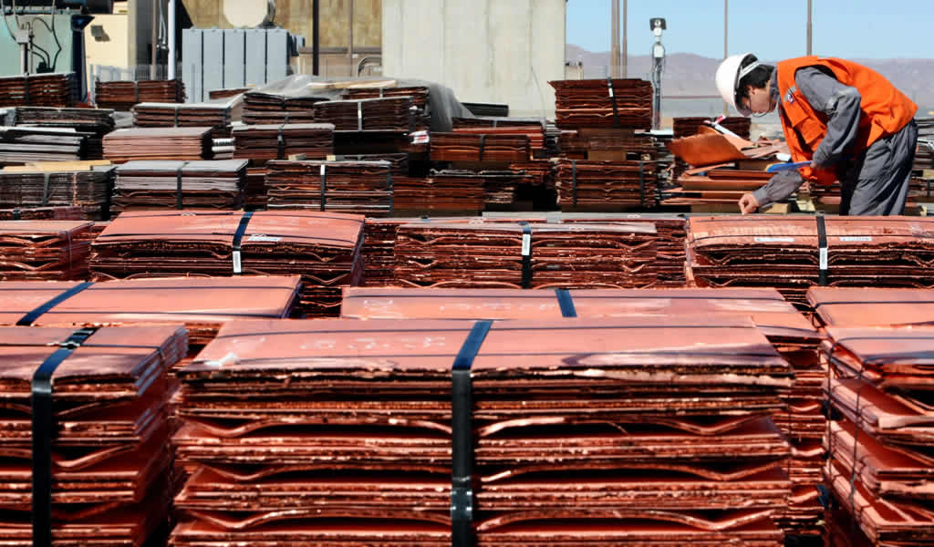Precio de cobre se derrumba y acumula baja de 2% en la semana