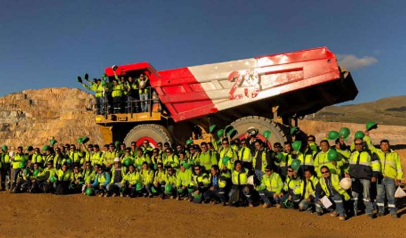 Trabajadores mineros pintaron camión de rojo y blanco en apoyo a la selección