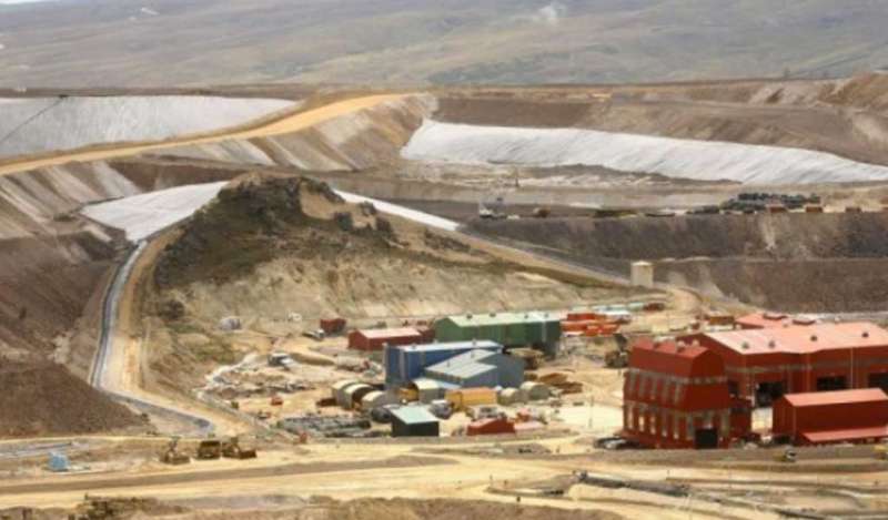 Campesinos bloquean vía usada por minera Las Bambas para transporte de concentrados