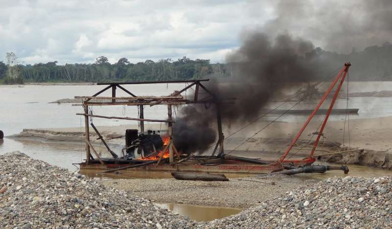 PNP destruye maquinaria utilizada para minería ilegal en Madre de Dios