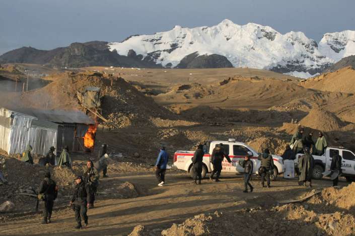 Fiscalía destruye campamento y maquinaria de minería ilegal por un millón de soles en Puno
