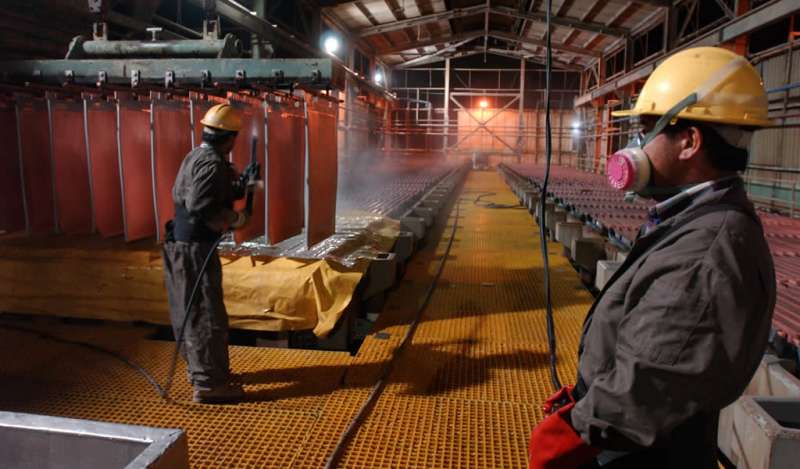 Aluminio cae por fin de sanciones de EE.UU. a Rusal y el cobre opera estable