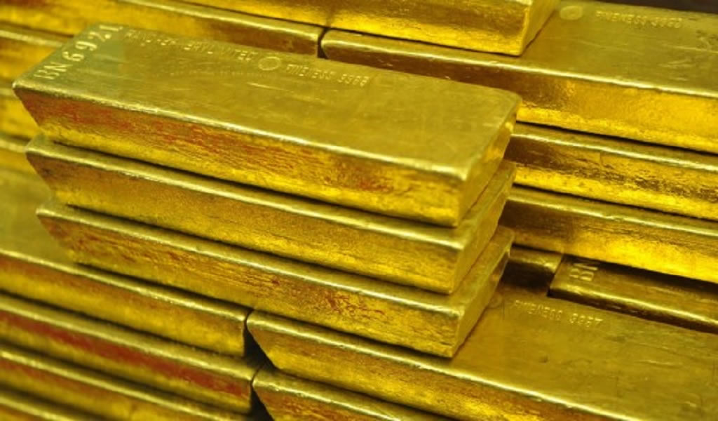 Oro sube por aversión al riesgo, distensión en comercio limita alzas