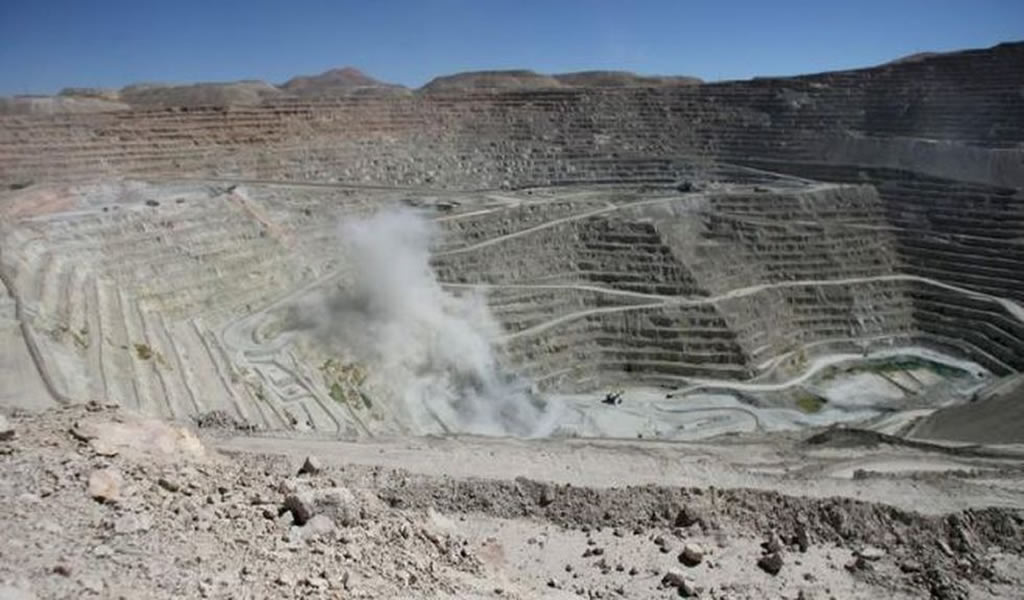 Minera Antofagasta recorta dividendo por incertidumbre relativa al virus