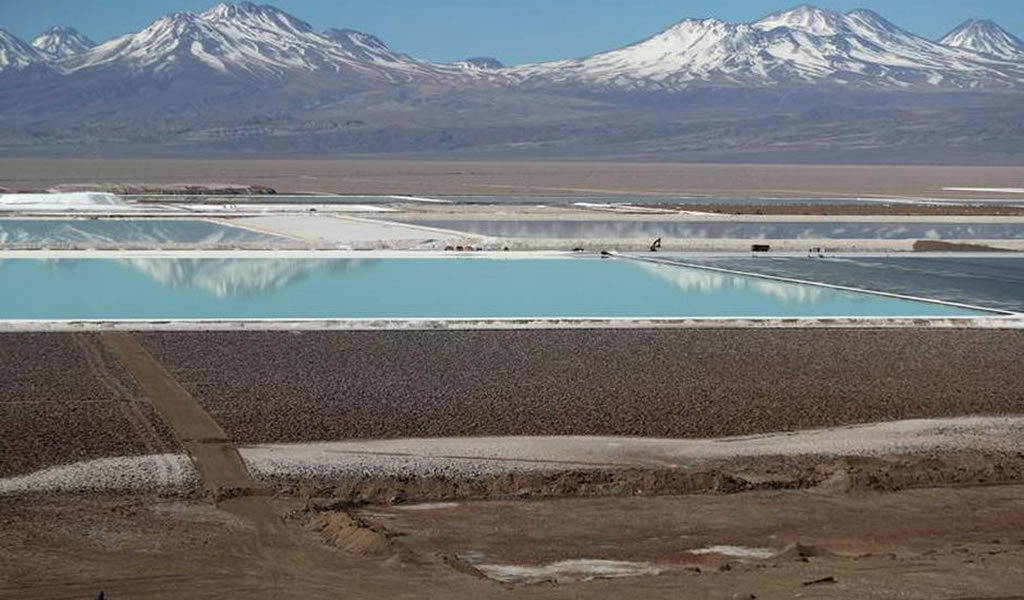 Gigantes del litio Albemarle y SQM luchan por acceso a estudio de agua en salar chileno