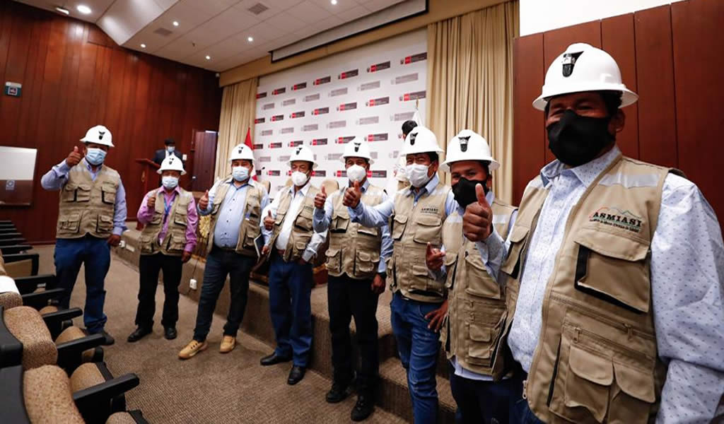 Minem: se suscribió contrato que permitirá formalizar a más de mil mineros de Arequipa
