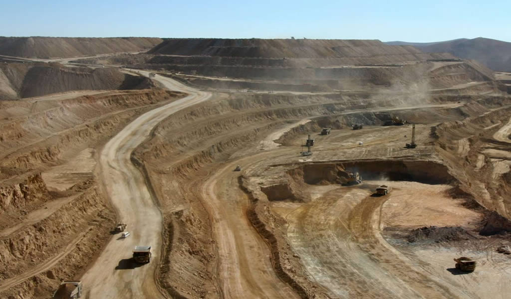 Goldman Sachs: "Proyecto para aumentar impuestos a las compañías mineras de Chile pondría en riesgo 1 millón de toneladas de cobre"