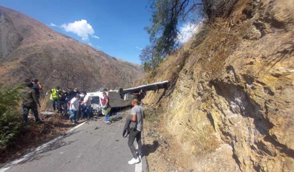 Apurímac: minibús de Las Bambas tomó ruta alterna por bloqueo de vía, volcó y dejó 17 muertos