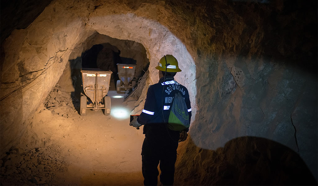 Arequipa: Gerencia Regional de Energía y Minas entrega 6 concesiones a pequeños mineros