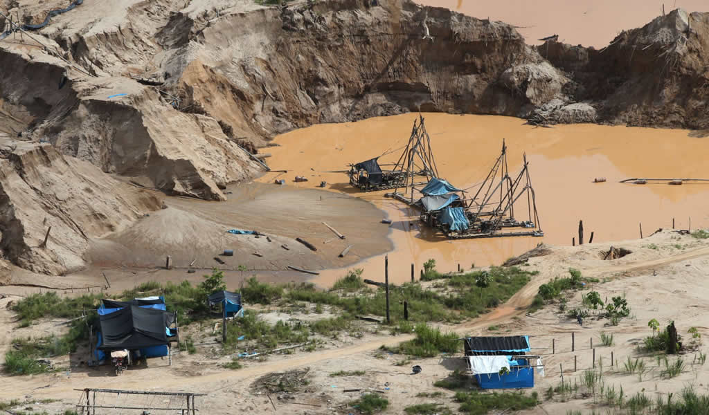 SNMPE alerta sobre el avance descontrolado de la extracción ilegal de minerales