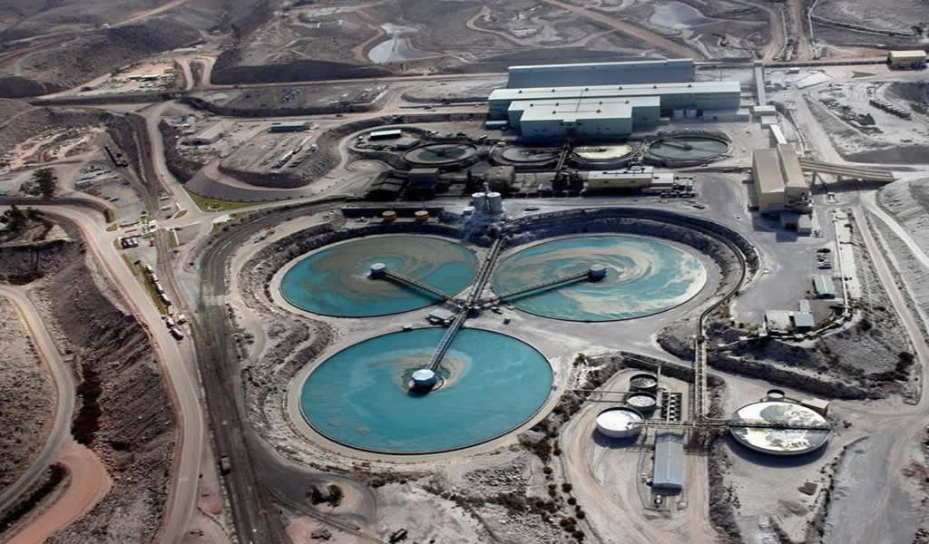 Southern Perú paralizó producción en su mina de cobre Cuajone en pleno auge de precios del metal