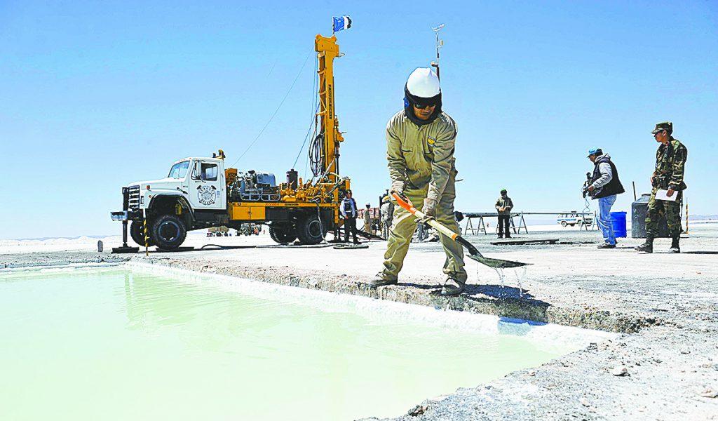 Bolivia e importante empresa china de baterías acuerdan la explotación de riquezas en litio