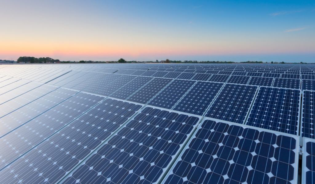El crecimiento de instalaciones de paneles solares está acelerando la demanda de plata