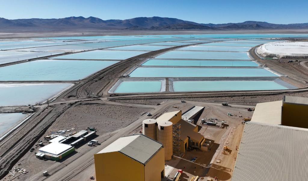 Minera recibirá hasta US$ 180 millones para planta de litio en Argentina