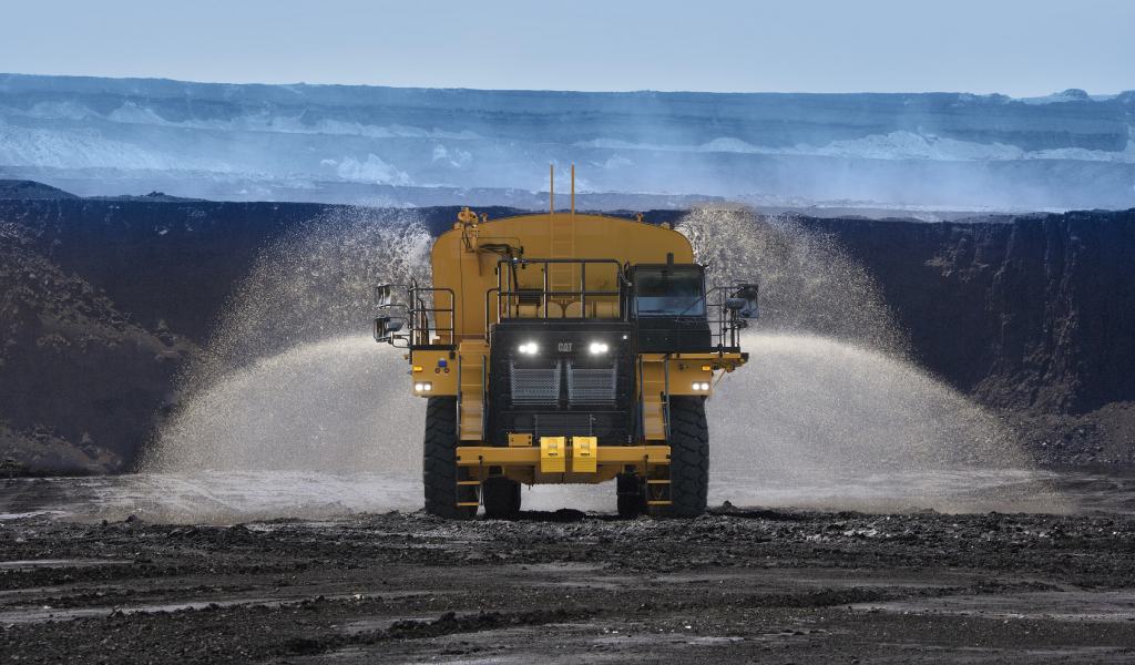 Caterpillar presenta el Camión Cat 777, aliado contra el polvo en carreteras de acarreo