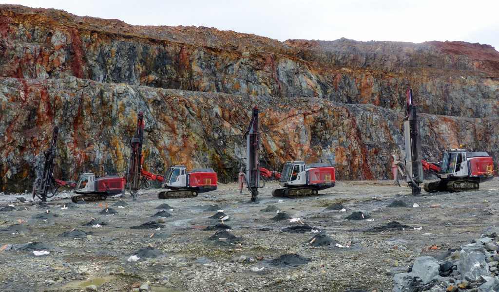 ¿Por qué es importante la velocidad en la perforación de rocas?