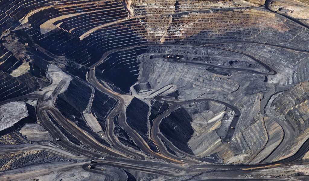 Simulación de riesgos en taludes y escombreras: técnicas avanzadas para la estabilidad geotécnica en minería